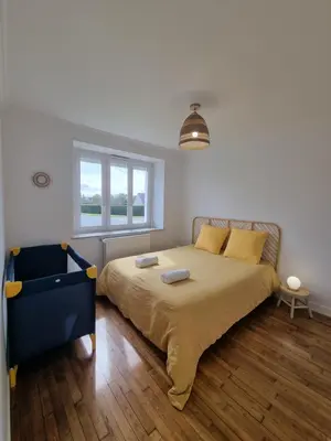 Un ou plusieurs lits dans un hébergement de l'établissement Maison familiale - 10pers - 3 étoiles - lumineuse et cosy - draps et serviettes inclus - parking - La Torche 9 min