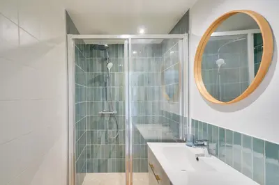 Salle de bains dans l'établissement Jolie maison à la campagne pour 4