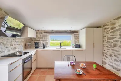 Cuisine ou kitchenette dans l'établissement Jolie maison à la campagne pour 4
