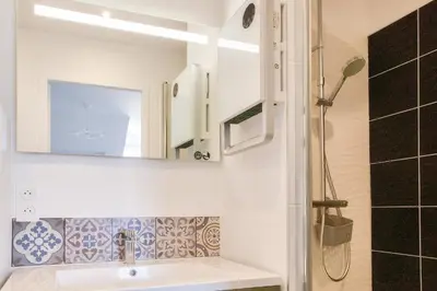 Salle de bains dans l'établissement À 230m de la plage - Bel appartement pour 4