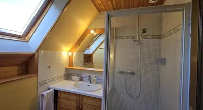 Salle de bains dans l'établissement Maison vue mer Crozon - Jacuzzi - Sauna