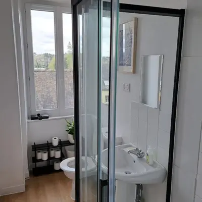 Salle de bains dans l'établissement Lumière et Confort en Centre Ville