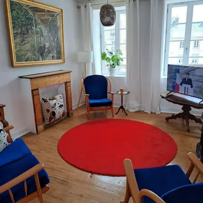 Télévision ou salle de divertissement dans l'établissement Lumière et Confort en Centre Ville