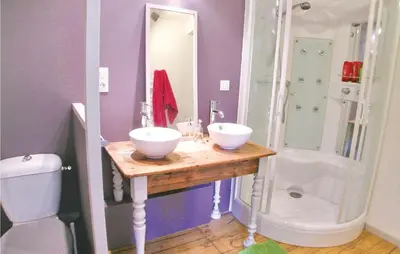 Salle de bains dans l'établissement Gorgeous Home In Mahalon With Kitchen