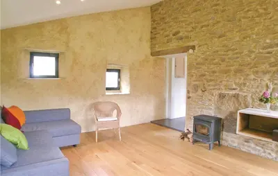 Coin salon dans l'établissement Gorgeous Home In Mahalon With Kitchen