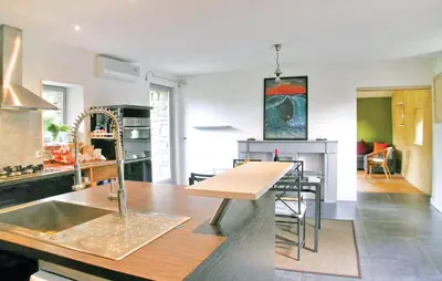 Cuisine ou kitchenette dans l'établissement Gorgeous Home In Mahalon With Kitchen