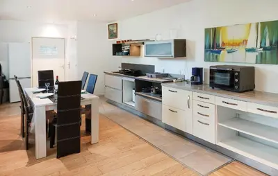 Cuisine ou kitchenette dans l'établissement Beautiful Apartment In Saint-Evarzec