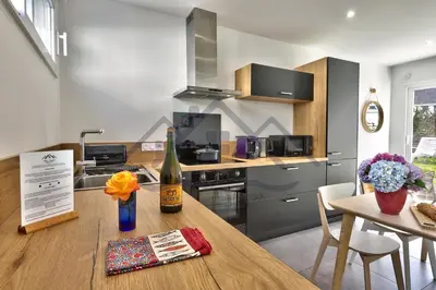 Cuisine ou kitchenette dans l'établissement LocaLise - M44 - Ty Juzolie -Maison de plain-pied avec jardin clos à deux pas du centre, du port et des plages du Guilvinec - Wifi inclus - Linge de lit inclus - Animaux bienvenus