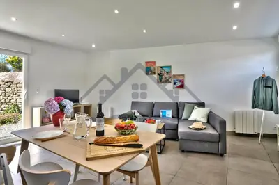 Coin salon dans l'établissement LocaLise - M44 - Ty Juzolie -Maison de plain-pied avec jardin clos à deux pas du centre, du port et des plages du Guilvinec - Wifi inclus - Linge de lit inclus - Animaux bienvenus