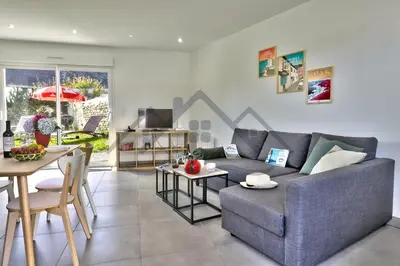 Coin salon dans l'établissement LocaLise - M44 - Ty Juzolie -Maison de plain-pied avec jardin clos à deux pas du centre, du port et des plages du Guilvinec - Wifi inclus - Linge de lit inclus - Animaux bienvenus