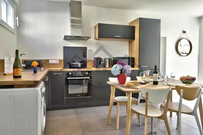 Cuisine ou kitchenette dans l'établissement LocaLise - M44 - Ty Juzolie -Maison de plain-pied avec jardin clos à deux pas du centre, du port et des plages du Guilvinec - Wifi inclus - Linge de lit inclus - Animaux bienvenus