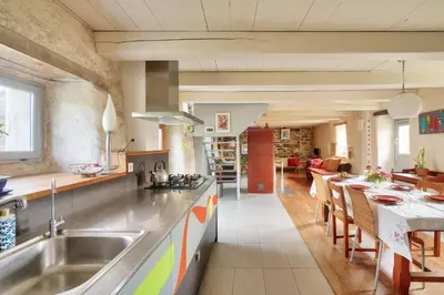 Cuisine ou kitchenette dans l'établissement 1km de la plage, maison de charme pour 6
