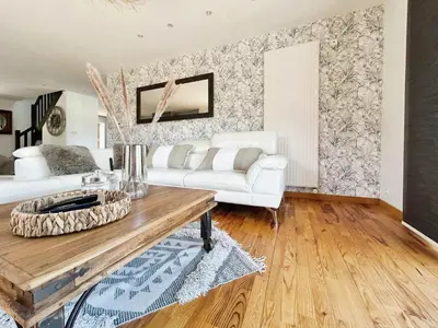 Coin salon dans l'établissement Maison familiale chaleureuse à Saint-Évarzec avec terrasse