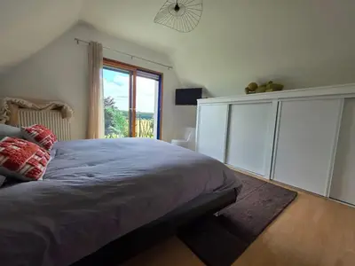 Un ou plusieurs lits dans un hébergement de l'établissement Maison familiale chaleureuse à Saint-Évarzec avec terrasse