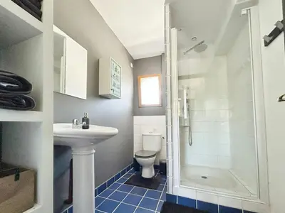 Salle de bains dans l'établissement Maison familiale chaleureuse à Saint-Évarzec avec terrasse
