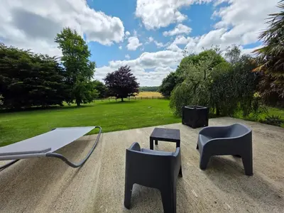Jardin de l'établissement Maison familiale chaleureuse à Saint-Évarzec avec terrasse