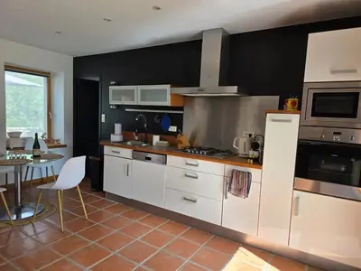 Cuisine ou kitchenette dans l'établissement Maison familiale chaleureuse à Saint-Évarzec avec terrasse