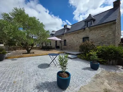 Jardin de l'établissement Maison familiale chaleureuse à Saint-Évarzec avec terrasse