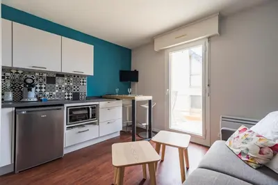 Cuisine ou kitchenette dans l'établissement Les Pieds dans l'Eau Studio a Trebeurden plage