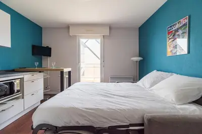 Cuisine ou kitchenette dans l'établissement Les Pieds dans l'Eau Studio a Trebeurden plage