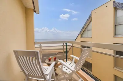 Balcon ou terrasse dans l'établissement Les Pieds dans l'Eau Studio a Trebeurden plage