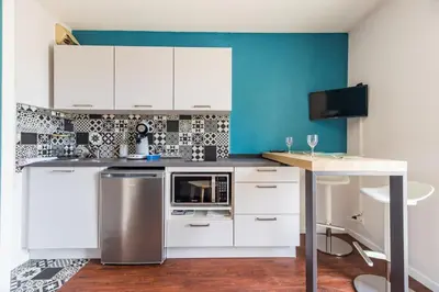 Cuisine ou kitchenette dans l'établissement Les Pieds dans l'Eau Studio a Trebeurden plage