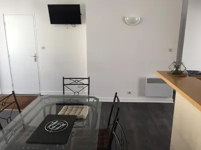 Télévision ou salle de divertissement dans l'établissement La légende Roc'h ar conq - Centre-ville Brignogan-Plages , 300 m des plages