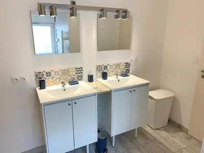 Salle de bains dans l'établissement Le logis - Lampaul-Guimiliau