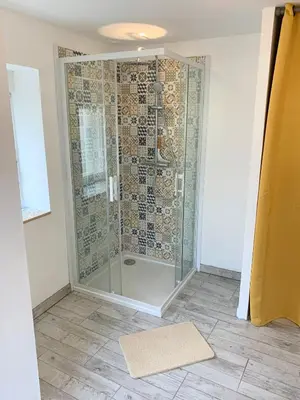 Salle de bains dans l'établissement Le logis - Lampaul-Guimiliau