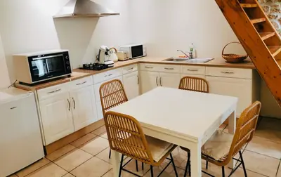 Cuisine ou kitchenette dans l'établissement Gîte bohème à 5 min de la plage