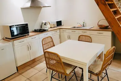 Cuisine ou kitchenette dans l'établissement Gîte bohème à 5 min de la plage