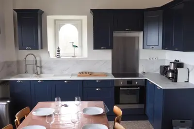 Cuisine ou kitchenette dans l'établissement Ty Cléo - Maison Familiale proche bourg et plage