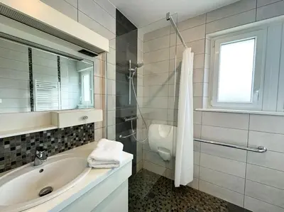 Salle de bains dans l'établissement Ty Cléo - Maison Familiale proche bourg et plage