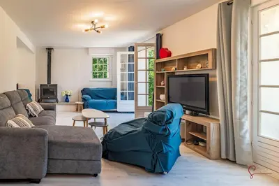 Télévision ou salle de divertissement dans l'établissement Villa Horizon à Carantec