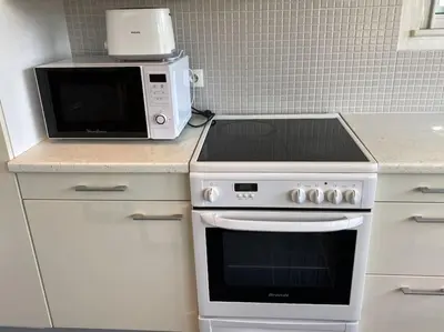 Cuisine ou kitchenette dans l'établissement Maison avec vue mer et accès plage à Plougasnou