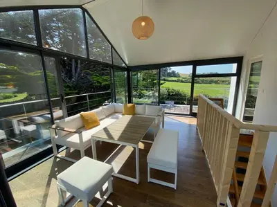 Coin salon dans l'établissement Maison avec vue mer et accès plage à Plougasnou
