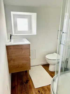 Salle de bains dans l'établissement Maison Plouhinec Finistère 29 avec vue Mer et grand Jardin