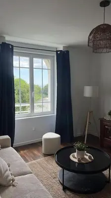 Coin salon dans l'établissement Maison Plouhinec Finistère 29 avec vue Mer et grand Jardin