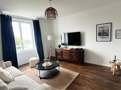 Télévision ou salle de divertissement dans l'établissement Maison Plouhinec Finistère 29 avec vue Mer et grand Jardin