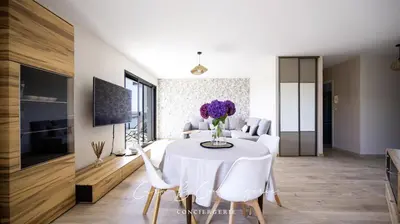 Télévision ou salle de divertissement dans l'établissement BRISE MARINE APPARTEMENT 4 Pers FACE MER CONCARNEAU