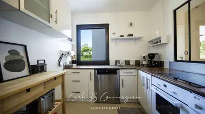 Cuisine ou kitchenette dans l'établissement BRISE MARINE APPARTEMENT 4 Pers FACE MER CONCARNEAU