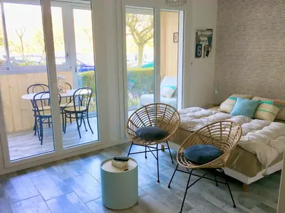 Coin salon dans l'établissement Le studio Petit Jean - Roscoff