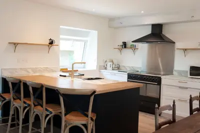 Cuisine ou kitchenette dans l'établissement Maison de campagne en centre Finistère
