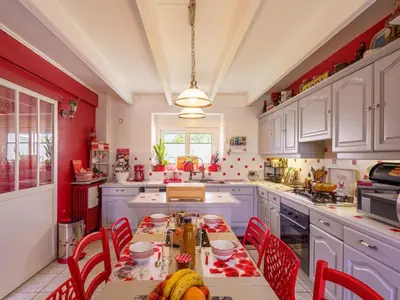 Cuisine ou kitchenette dans l'établissement Holiday Home la maison du bonheur by Interhome