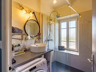 Salle de bains dans l'établissement Holiday Home la maison du bonheur by Interhome