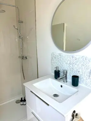 Salle de bains dans l'établissement Suite Fleurs des champs