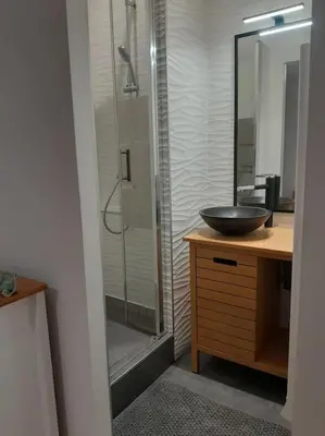 Salle de bains dans l'établissement Appartement 75m2 plein centre face a la mairie