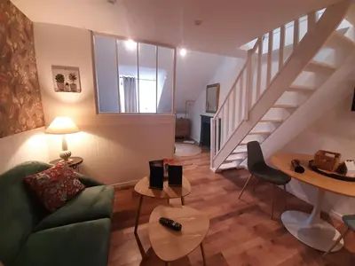Coin salon dans l'établissement GÎTE L'anglais, appartement privé en Duplex avec accès Jacuzzi à 10min des plages