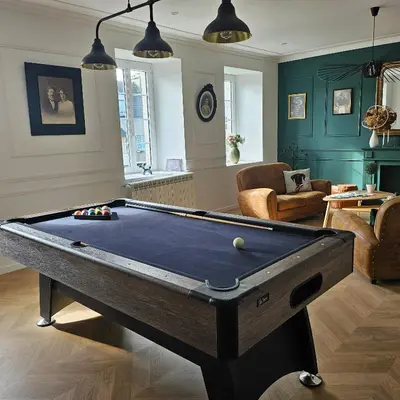 Billard dans l'établissement GÎTE L'anglais, appartement privé en Duplex avec accès Jacuzzi à 10min des plages