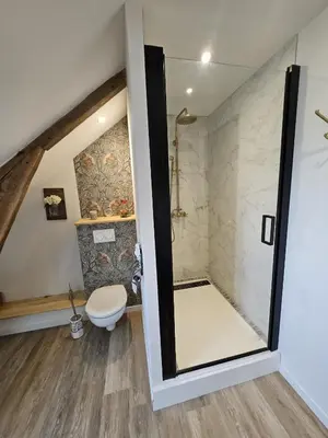 Salle de bains dans l'établissement GÎTE L'anglais, appartement privé en Duplex avec accès Jacuzzi à 10min des plages